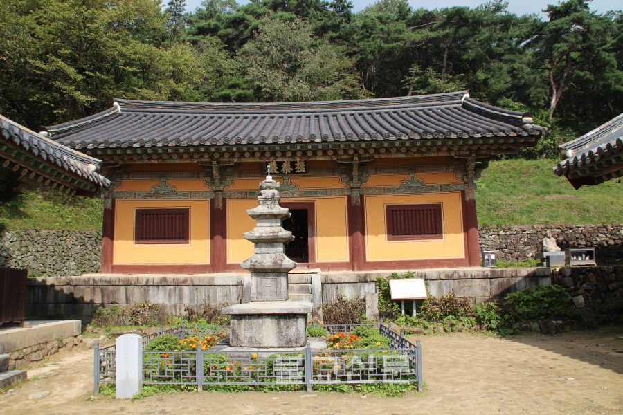 “전란 속에서도 꺼지지 않은 전통사찰의 법등에 감탄”