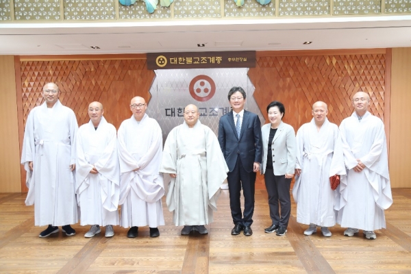 조계종 총무원장 원행스님이 6월10일 한국불교역사문화기념관을 찾은 유승민 국회의원 등에게 '화합의 정치'를 당부했다.