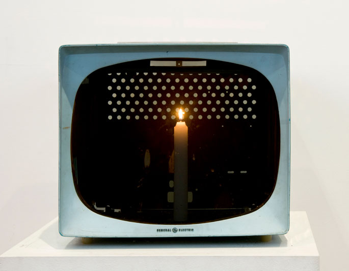 백남준아트센터의 ‘백남준 미디어 n 미데아’전시회에서 선보이는 ‘촛불 TV’ 작품.