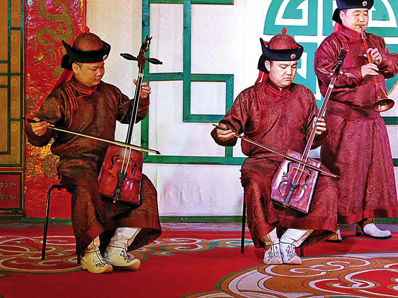 전통공연 ‘투멩 에흐’에서 마두금을 연주하는 악사들.