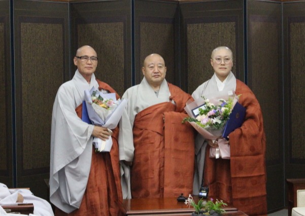 조계종 총무원장 원행스님(사진 가운데)은 6월19일 한국불교역사문화기념관에서 화암스님(사진 왼쪽), 동환스님에게 어산종장 지정서를 전달했다.