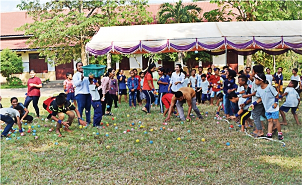 로터스월드 캄보디아지부 아동센터에서 미니 체육대회가 열렸다. 아이들이 공 던지기 놀이를 하며 즐거워하는 모습이 인상 깊다.