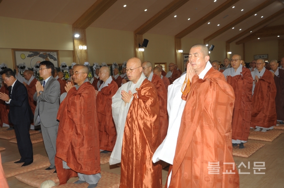 혜인스님 다례재에 참석한 스님들과 사부대중.