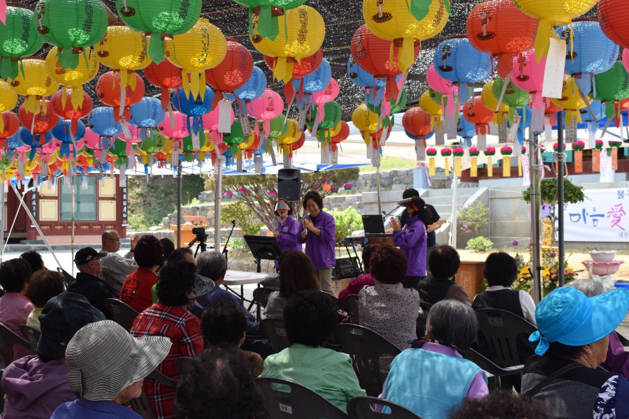 영탑사는 올해 부처님오신날 봉축 법요식에서 지역민과 함께 하는 노래자랑 한 마당을 열어 큰 호응을 얻었다.