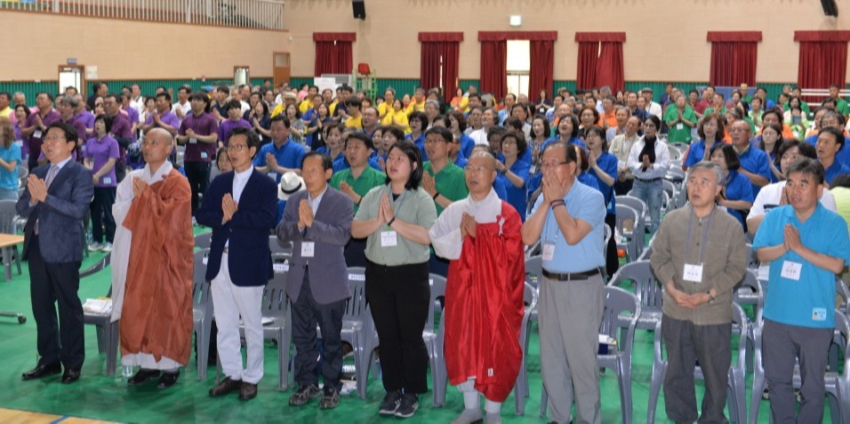 전북 고창군 성송체육관에서 6월22일 열린 제17회 대불련 총동문대회에서 백효흠 회장과 내빈, 회원 등 500여명이 입재식을 갖고 있다.
