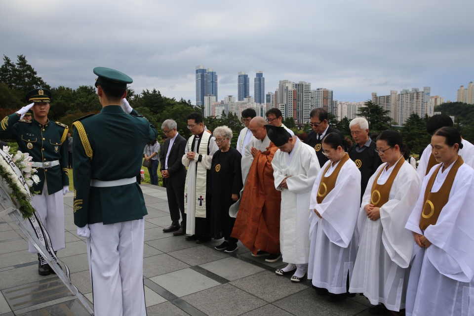 부산종교인평화회의(대표회장 정산스님)가 지난 24일 유엔기념공원 위령탑에서 ‘2019유엔전몰장병 및 호국영령을 합동위령제’를 개최했다