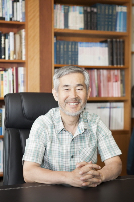 김윤세 인산가 회장이 노자의 도덕경을 자연치유 관점에서 해석한 책을 출간했다.