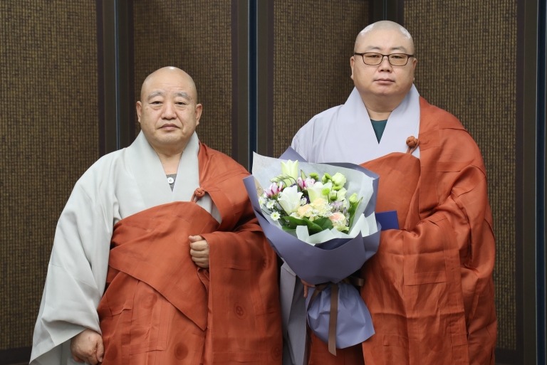 조계종 총무원장 원행스님(왼쪽)과 신임 한국문화연수원장 현담스님.
