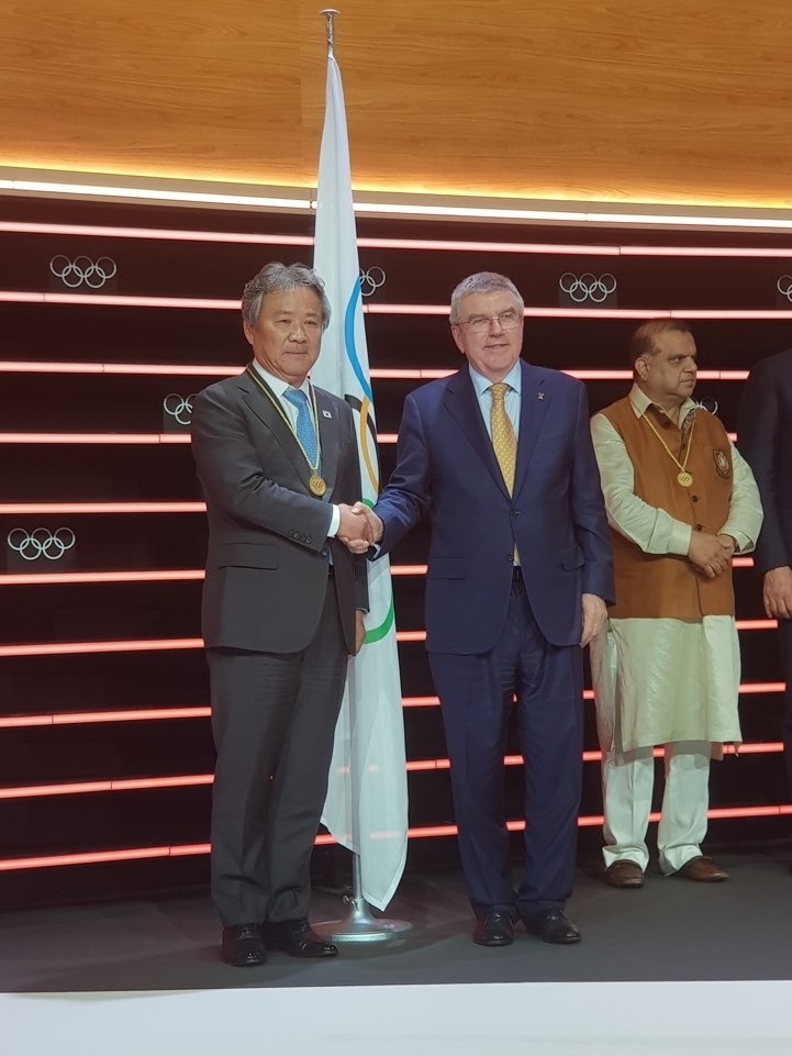 6월26일 스위스 로잔에서 열린 134차 총회에서 IOC위원으로 선출된 이기흥 회장이 토마스바흐 IOC위원장에게 축하를 받고 있다.