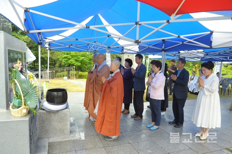 불교의례를 집전하고 있는 불교 참석자들.