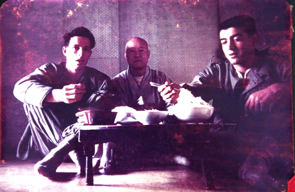 한국전쟁 기간에 범어사를 방문한 미군 2명이 동산스님과 국수 공양을 하는 모습.
