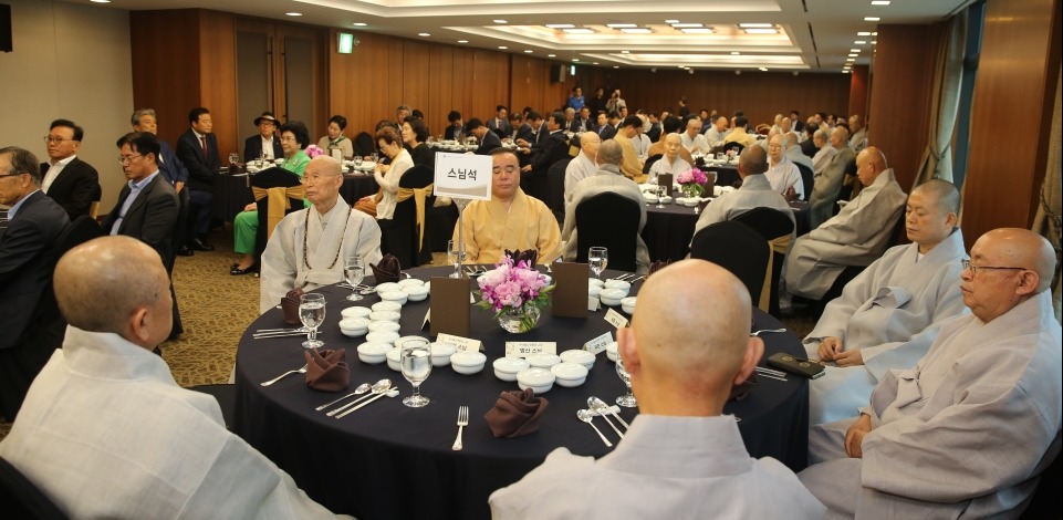 보고회에 참석한 부산불교연합회 임원 스님과 부산불교총연합신도회 임원들.
