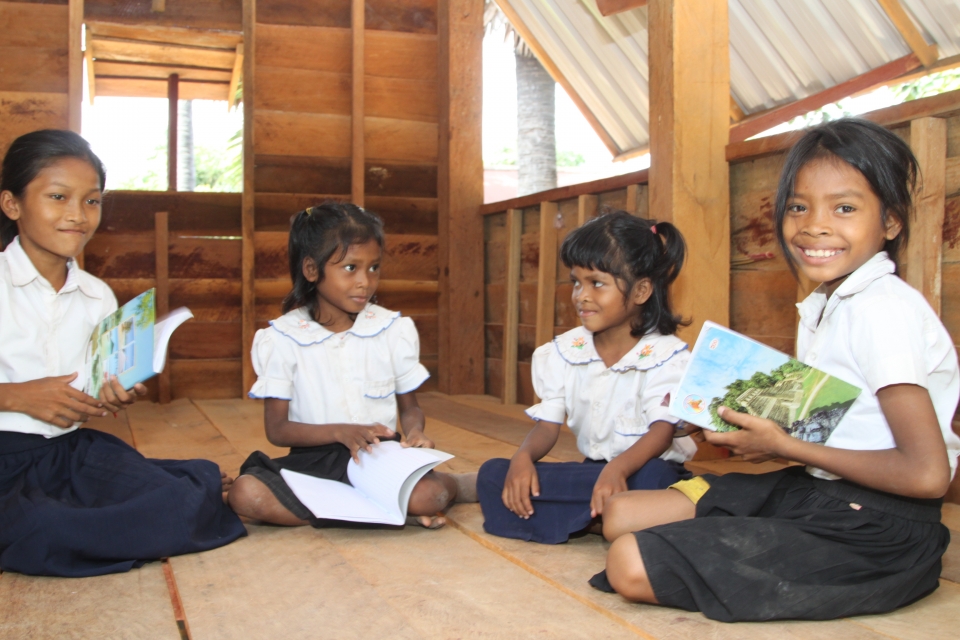 본지와 로터스월드가 '희망의 보금자리 캠페인'을 통해 캄보디아 저소득층에 희망을 전달했다.  희망의 보금자리 9호집 선정자 소헤아 씨의 어린 딸들이 튼튼한 새 집에서 즐거운 시간을 보내고 있는 모습.