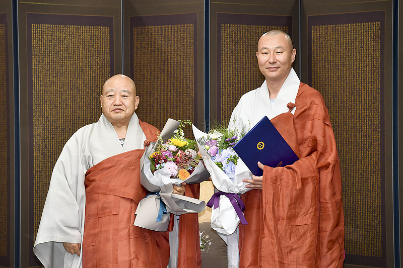 총무원장 원행스님이 대흥사 주지 법상스님에게 임명장을 수여 한 후 꽃다발을 들고 함께 기념촬영을 했다.