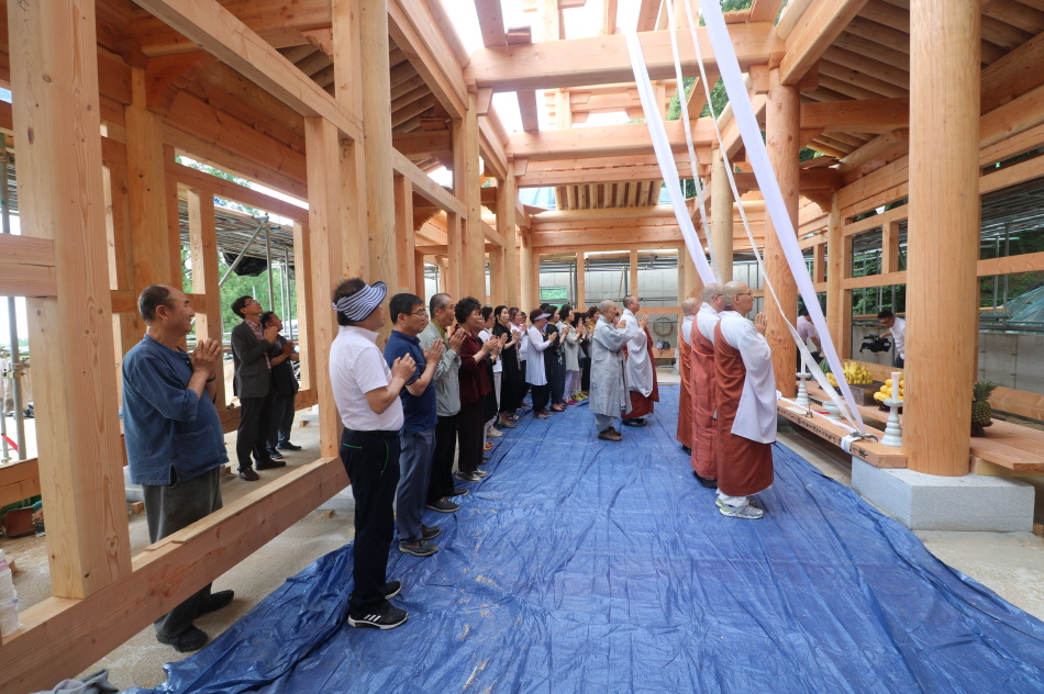 전주시 서고사에서 세계평화명상센터 제1차 건물 생활체험관의 상량식을 17교구 스님들과 신도들, 공사 관계자들이 모여서 봉행하고 있다.