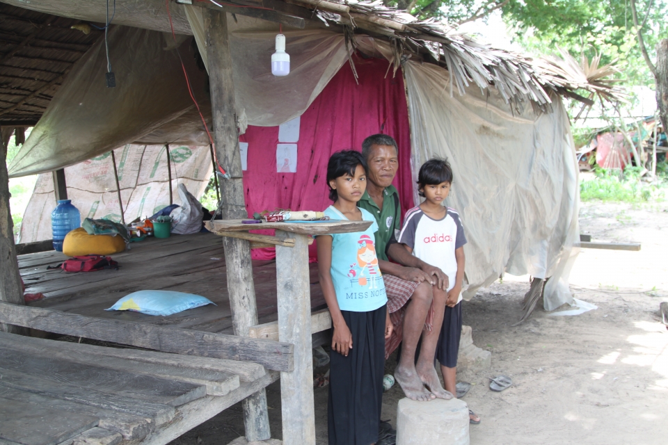 본지와 로터스월드가 함께 진행 중인 '희망의 보금자리 캠페인'을 기다리는 이들을 만나봤다. 캄보디아 씨엠립 돈케오 마을에 사는 브롬 톰씨는 두 딸의 안전으로 불안한 마음을 놓을 수 없다. 브롬 톰 씨와 두 딸의 모습.