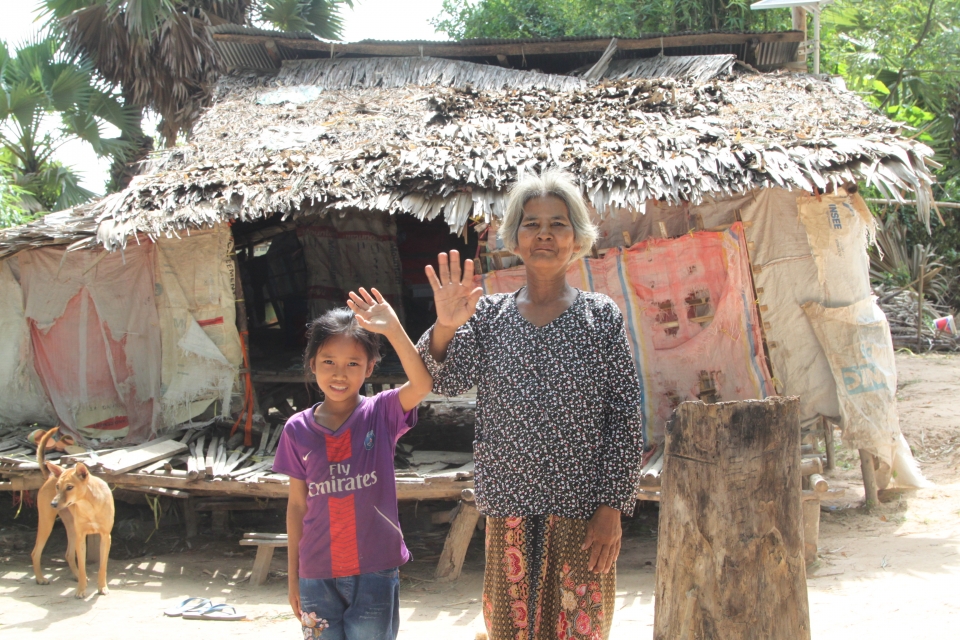 룟 뇨이 할머니와 손녀 르 짠니 양은 한국 불자들의 따뜻한 후원을 기다리고 있다.