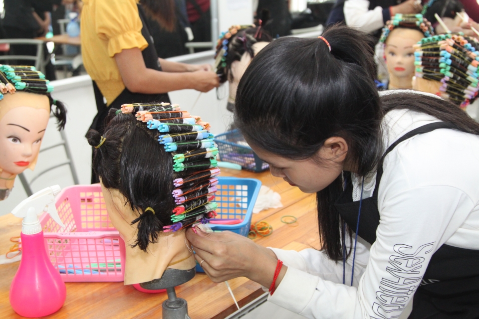 국제개발협력 NGO 로터스월드 자비행이 캄보디아를 밝게 만들고 있다. 지난 7월3일 로터스월드가 운영 중인 ‘로터스 희망미용센터’ 교육생이 기술 연마를 하고 있는 모습.