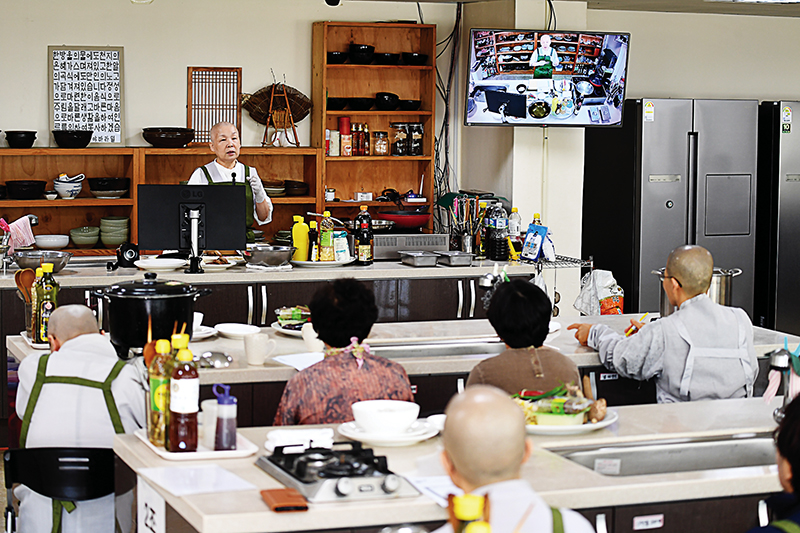 전문 요리학원 같은 봉선사 사찰음식 체험관에서 교육이 펼쳐지고 있다.