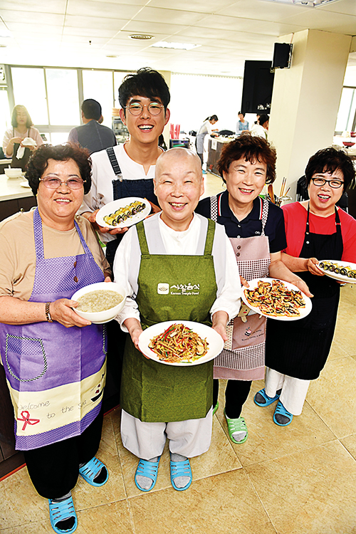 5조 참가자들이 직접 만든 요리를 들고 “사찰음식 드시러 오시라”며 기념사진을 찍었다.