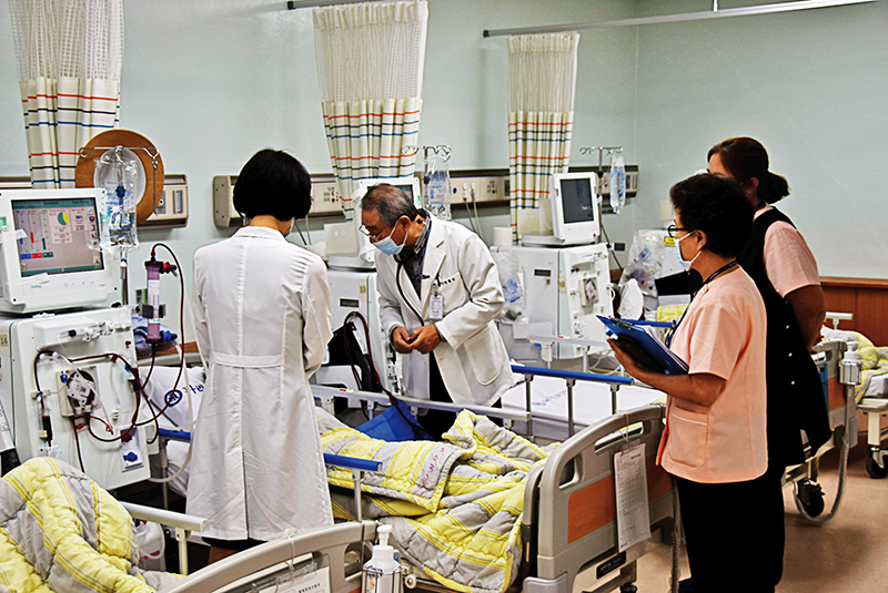 사회복지법인 인덕원 산하 안성 파라밀요양병원에서 의료진의 진료 모습.