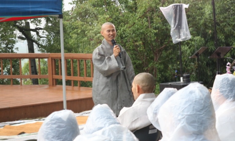 7월7일 열린 정읍 정토사 산사음악회에서 주지 일묵스님이 인사말을 하고 있다.