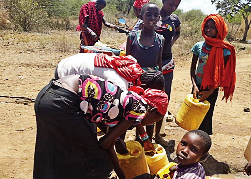 사용할 물을 지고 가는 어느 아이의 지친 눈망울이 희망으로 가득차기를 발원하며 오늘도 이 곳 케냐에서 수행자로서 마음을 다시 한 번 다 잡습니다.