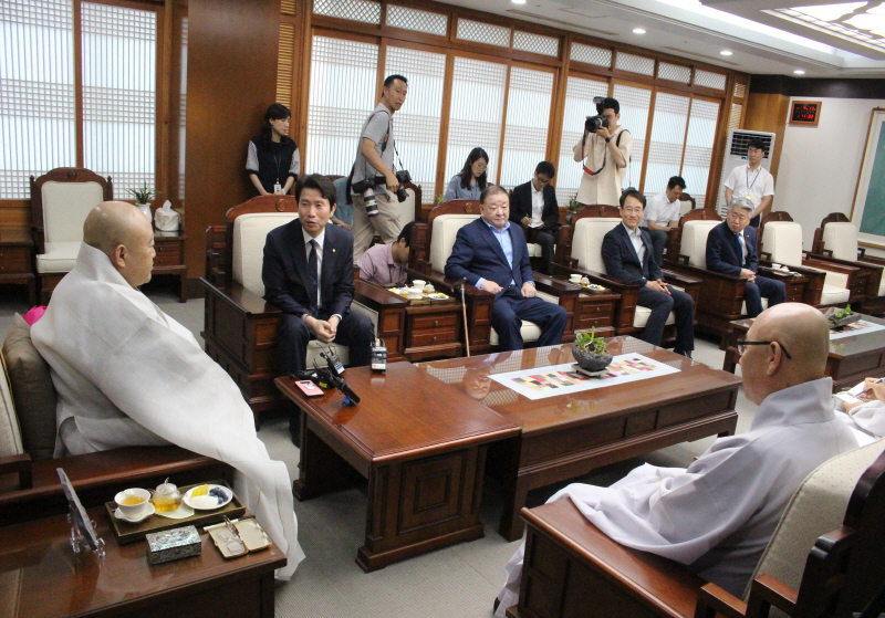 총무원장 원행스님은 오늘(7월11일) 한국불교역사문화기념관 4층 접견실에서 더불어민주당 국회의원들 예방을 받고 이같이 말했다