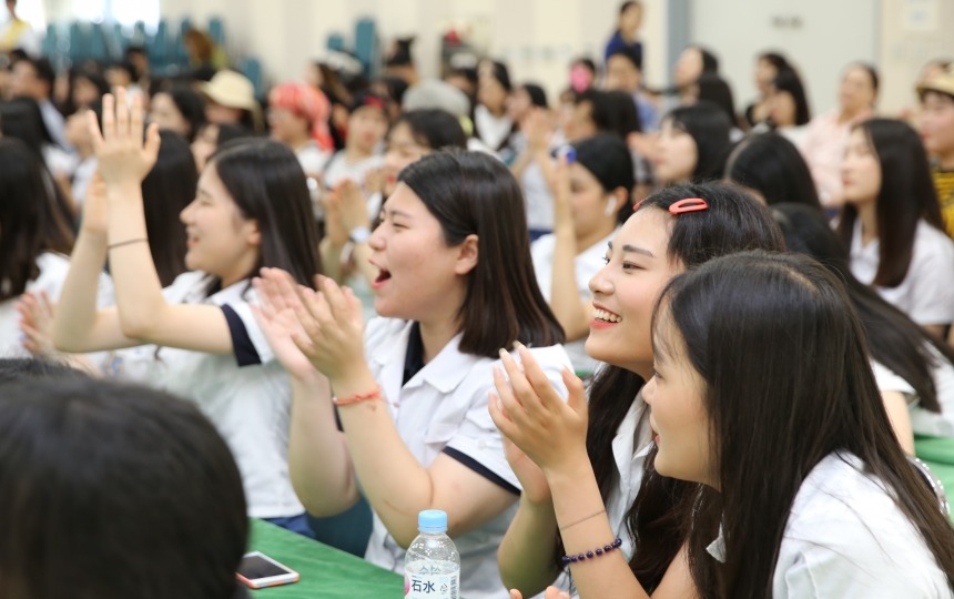 7월12일부터 열린 영호남청소년 어울림한마당에 참가한 부산진여고 학생들이 축제를 즐기고 있다.