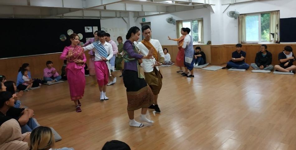 라오스 대학생들이 어린이들 앞에서 전통춤을 공연하고 있다.