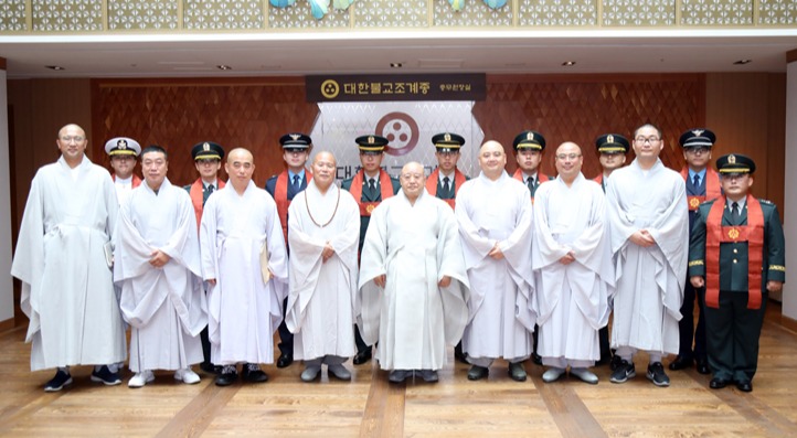 조계종 총무원장 원행스님은 7월15일 군종특별교구장 선묵스님을 비롯한 신임 군승장교들의 예방을 받았다.