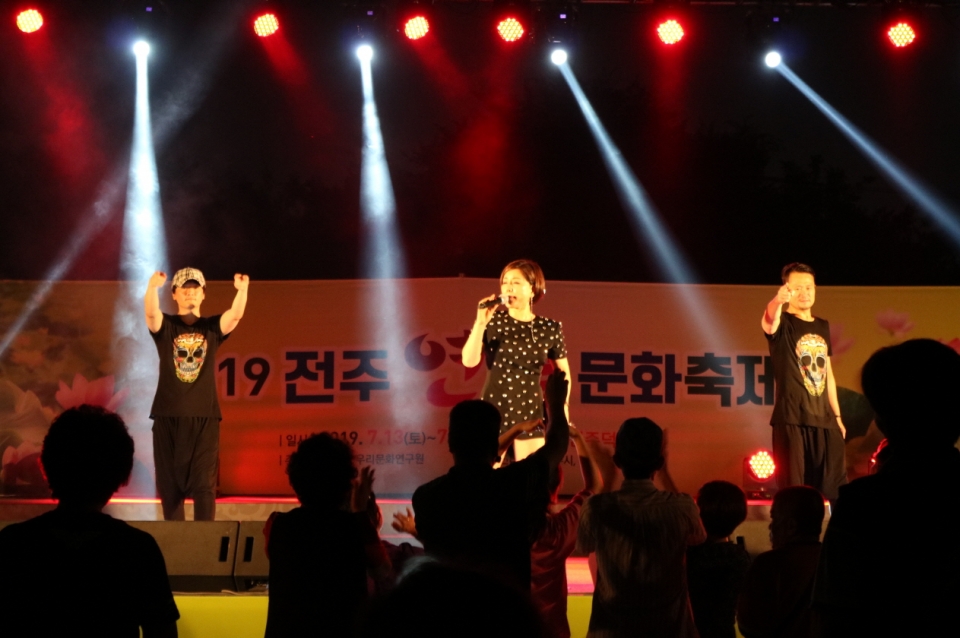 초대가수 한혜진이 관객의 뜨거운 호응을 받으며 열창하고 있다.