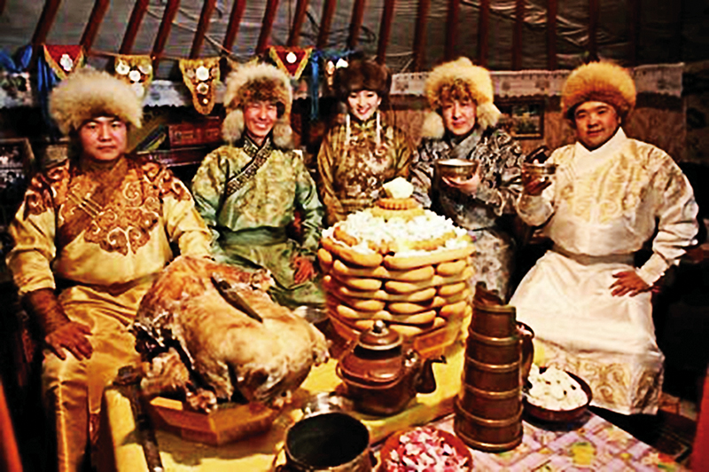 몽골의 설날 ‘차강사르’에 새 옷을 입고 음식을 먹는 모습. ⓒkotra china