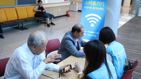 판교노인복지관이 삼성SDS와 함께 진행하고 있는 스마트폰 봉사활동 모습.