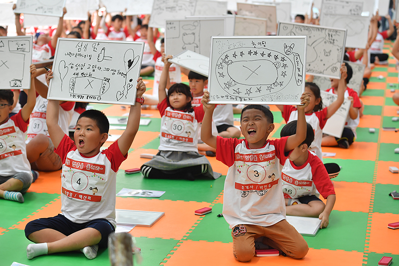 불교를 사랑하는 미래세대를 위한 페스티벌, 나란다축제가 오는 9월7일 열린다. 사진은 지난해  ‘Be The Buddha’를 슬로건으로 진행된 제10회 나란다축제에서 ‘도전 범종을 울려라’에 참가한 초등학생 어린이들의 모습. 불교신문자료사진