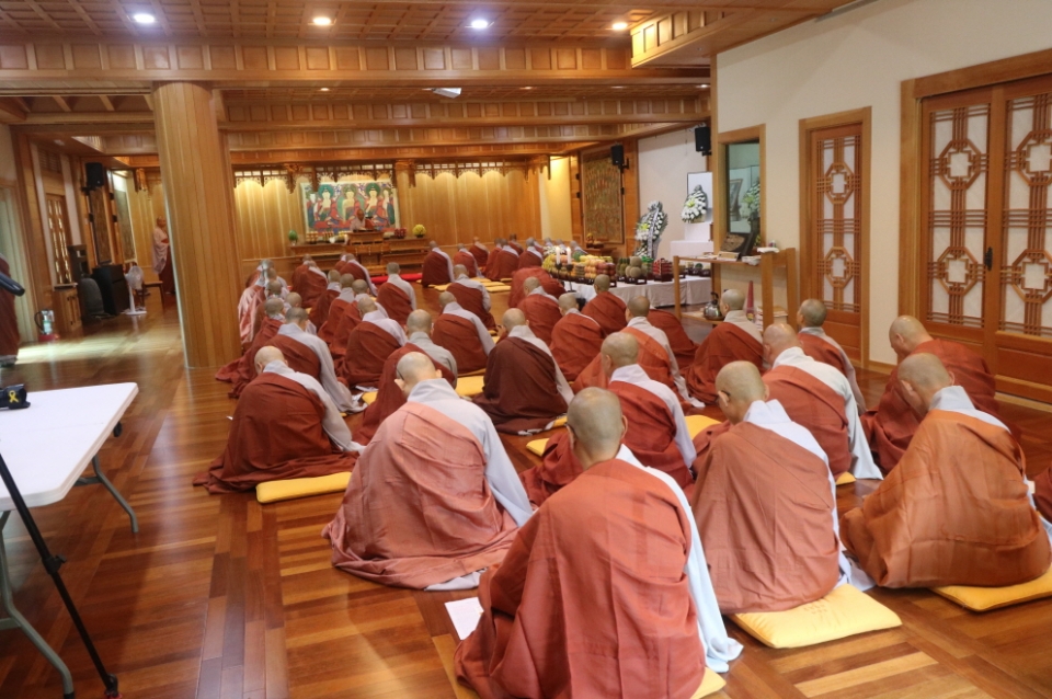 제24교구 본말사 스님들이 기미년 하안거 포살법회를 열고 있다.