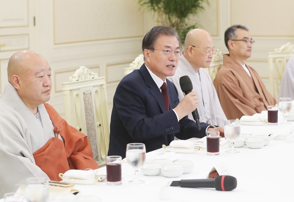 불교 지도자 초청 간담회에서 문재인 대통령이 국민 통합에 대한 불교계 지지를 언급했다.