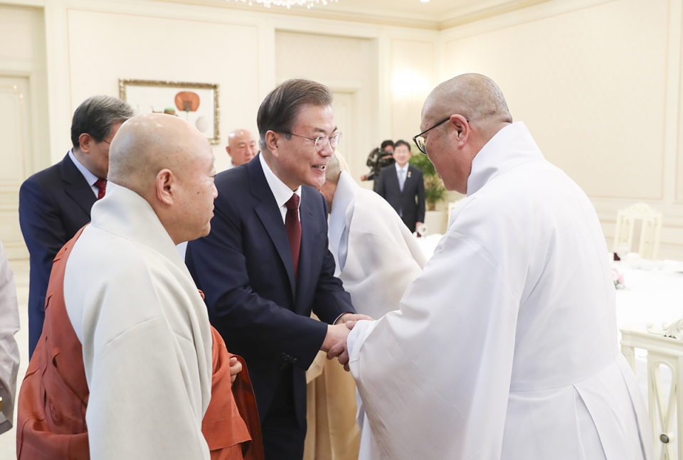 총무원장 원행스님이 7월26일 청와대 초청으로 열린 불교 지도자 초청 간담회에 참석해 문 대통령과 오찬을 함께 했다.