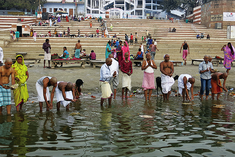 갠지스 강에서 목욕하고 기도하는 사람들.