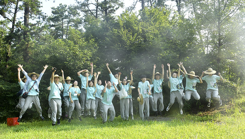 폴짝 뛰어오르며 젊은 열기를 발산하는 청년희망캠프 참가자들.