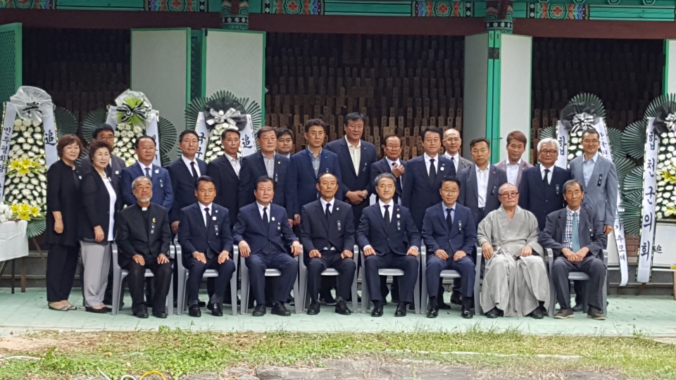박능후 보건복지부 장관(앞줄 오른쪽 네번째)을 비롯해 관계자들이 추도식 이후 기념사진을 찍고 있다.