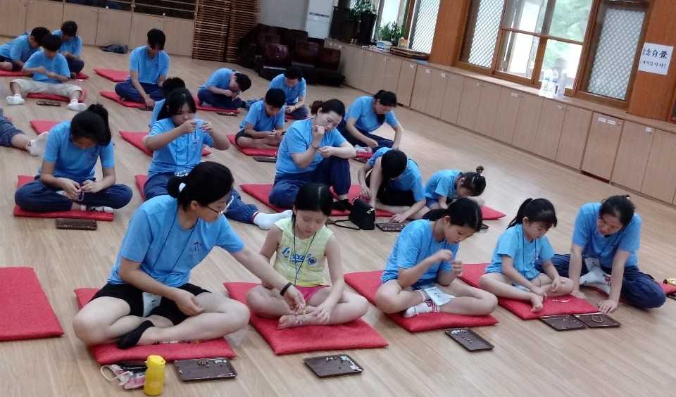 마하이주미지원단체협의회가 서울 화계사에서 중국 다문화 가정 자녀 30명을 대상으로 템플스테이를 개최했다. 사진은 참가자들이 염주 만들기 프로그램을 하고 있는 모습.