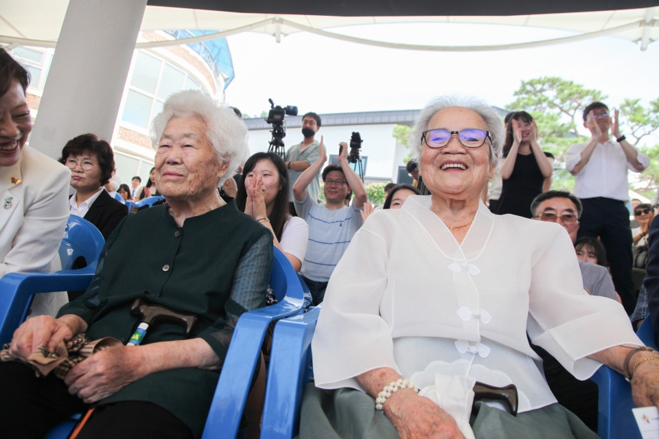 기림공연을 보고 있는 일본군 위안부 피해 할머니들의 모습. 사진 왼쪽부터 부산 출신 이옥선 할머니, 대구 출신 이옥선 할머니.