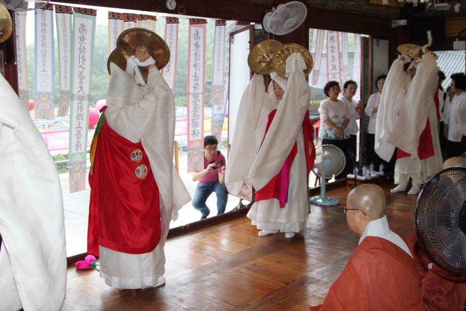 영산작법을 손수 배운 청계사 신도들로 구성된 승무단이 불보살님에게 공양을 올리는 바라춤과 살풀이 공연을 하고 있다.