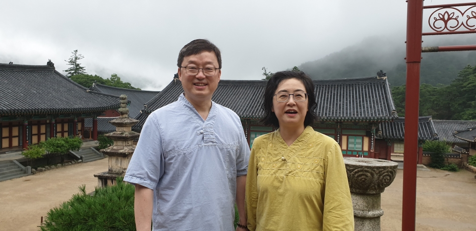 지난 7월말 해인사승가대에서 특강을 하기위해 한국을 찾은 홍창성, 유선경 미국 미네소타주립대 철학과 교수를 해인사에서 만났다.