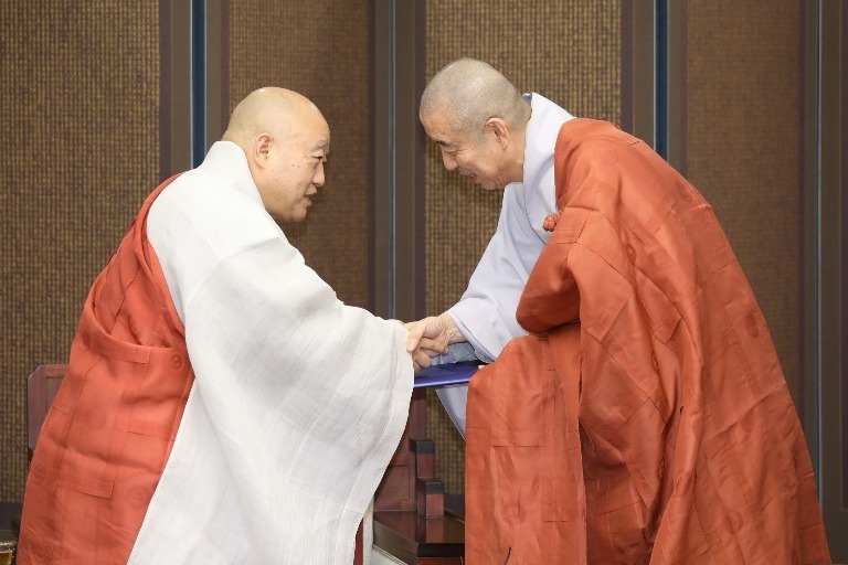 총무원장 원행스님(왼쪽)이 8월16일 현응스님에게 해인사 주지 임명장을 전달하고 있다.