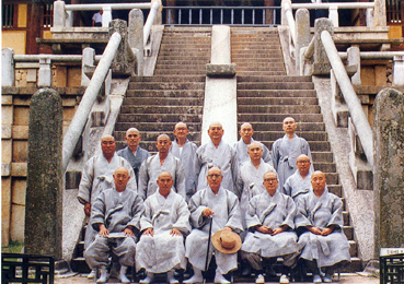 1993년 경주 불국사에서 사형사제들과 함께 한 월산 대종사. 앞줄 왼쪽에서 세 번째가 월산스님이다.