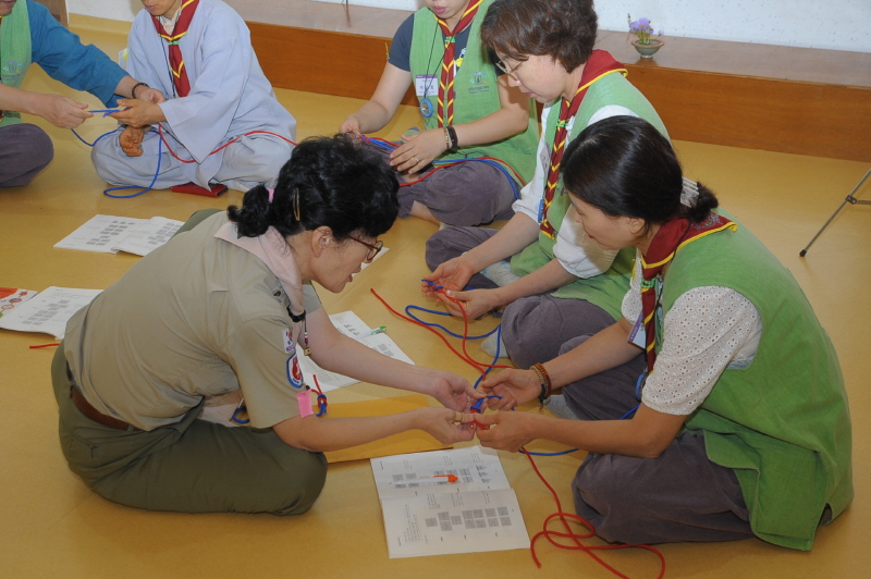 지난 15일부터 17일까지 팔공총림 동화사에서 열린 불교스카우트 지도자 연수에서 참가자들이 부상자를 위한 응급조치법 교육을 받고 있는 모습.