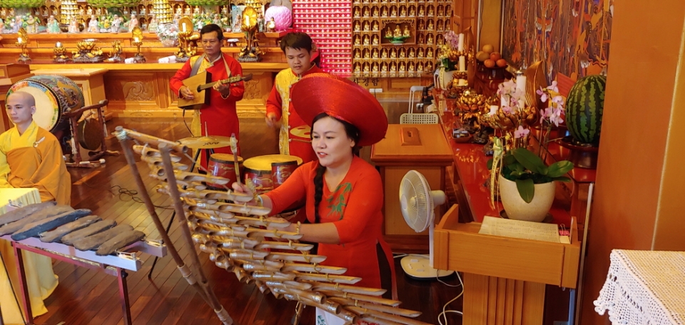 베트남 악사들이 전통복장을 입고 법회를 축하하며 전통악기를 연주하고 있다.