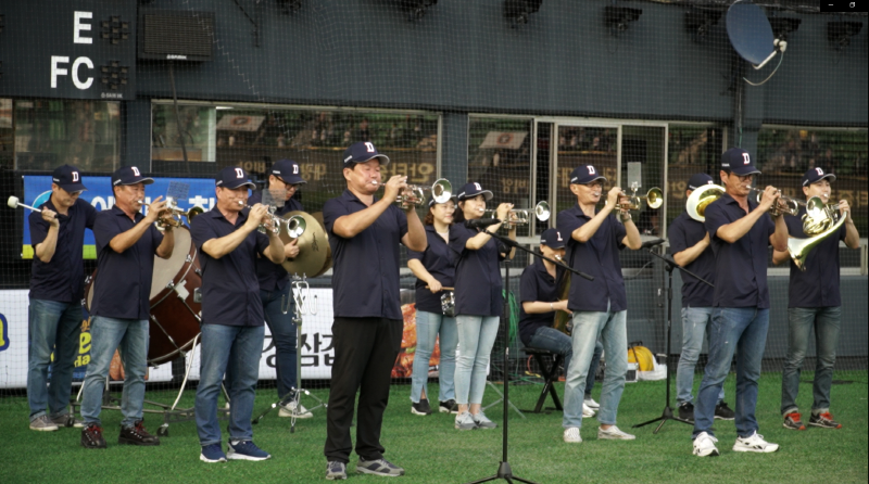 지난 16일 서울 잠실야구장에서 열린 LG트윈스와 두산베어스전에 앞서 애국가를 연주하고 있는 보현윈드오케스트라단.